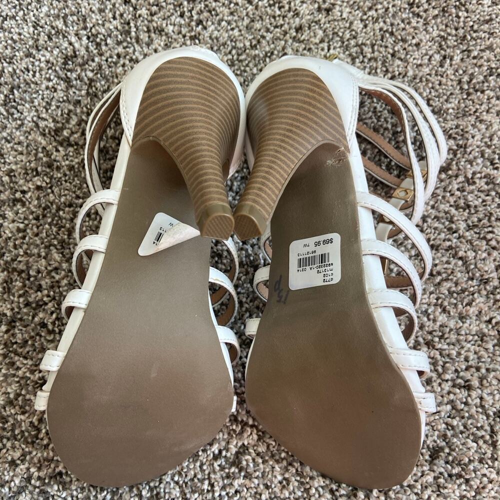 Lane Bryant strappy white heel with gold bows 7w new with defect - Picture 8 of 8